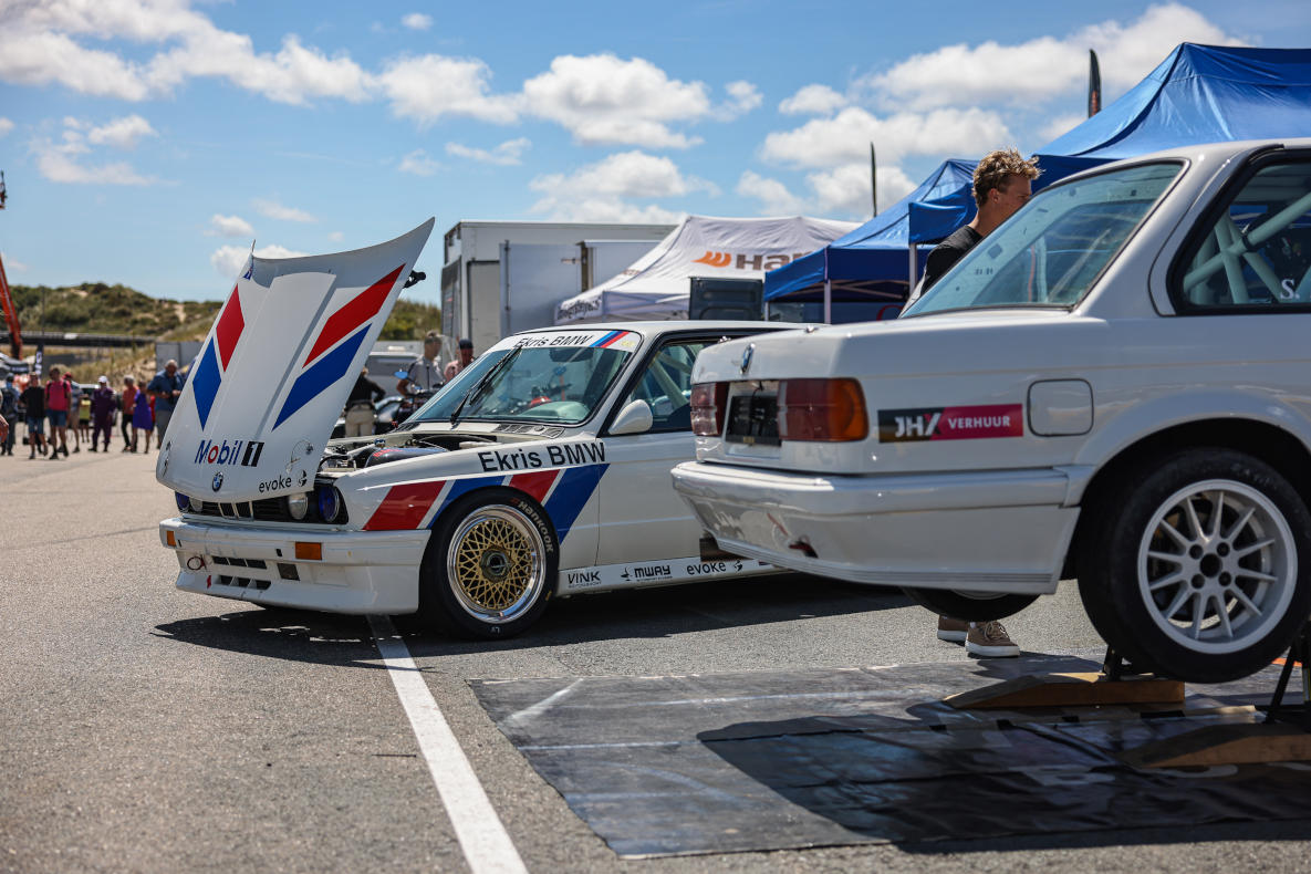 Historische BMW M Motorsport Fahrzeuge beim Historic Grand Prix Zandvoort.