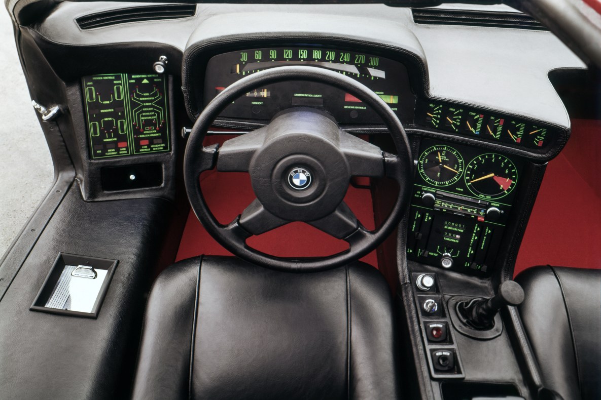 BMW Turbo driver-oriented cockpit with steering wheel