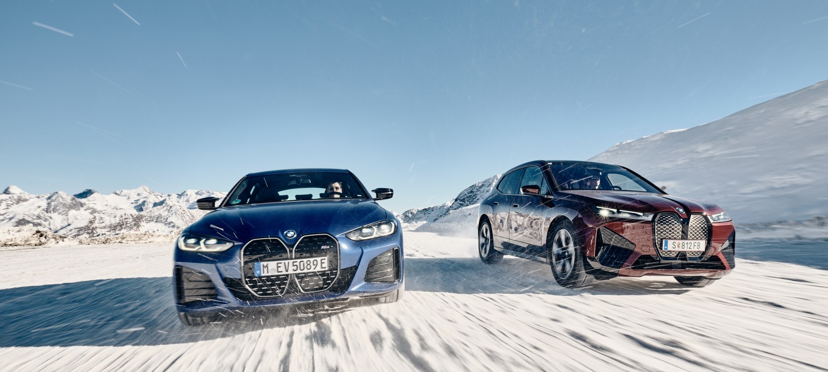 BMW i4 M50 und BMW iX fahren auf Schnee