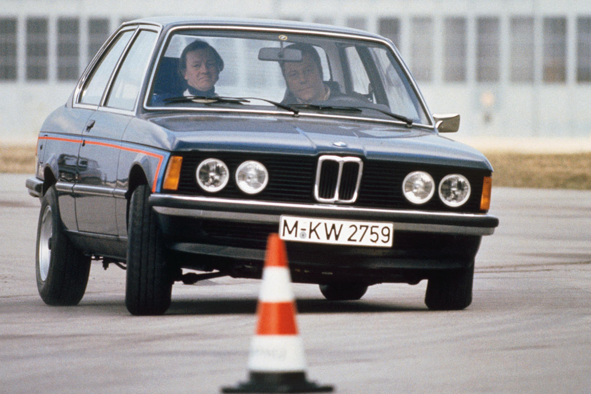 Für die ersten Fahrsicherheitstrainings wurden BMW 320i modifiziert. Hier mit Chefinstruktor Rauno Aaltonen auf dem Beifahrersitz.
