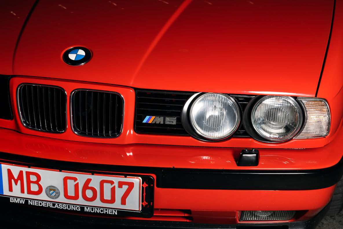 Niere und Scheinwerfer des BMW M5 E34 "20 Jahre BMW Motorsport".