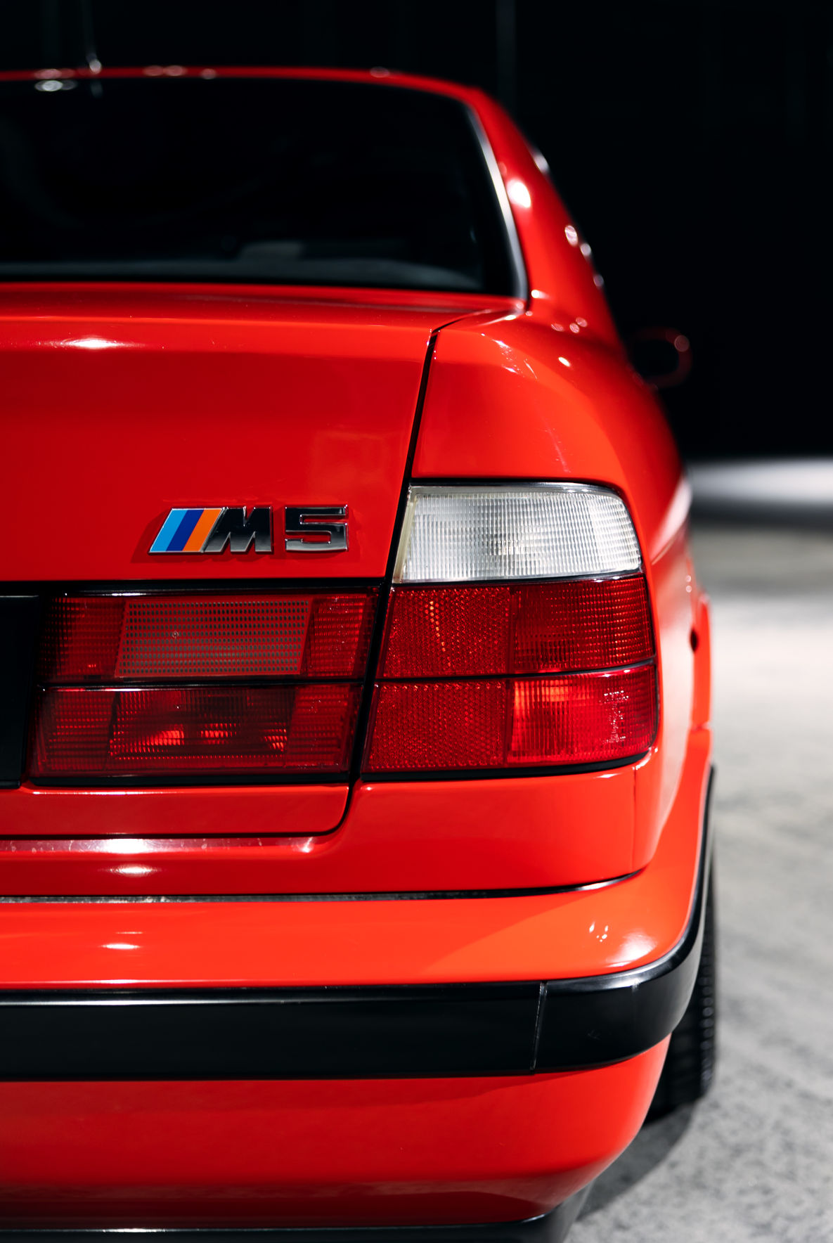BMW M5 E34 "20 Jahre BMW Motorsport" Rückleuchte und M5-Emblem.