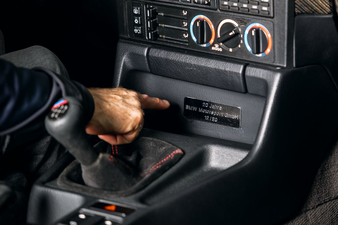 Die Plakette im Innenraum des BMW M5 E34 "20 Jahre BMW Motorsport": Er ist Nummer 12 von 20.