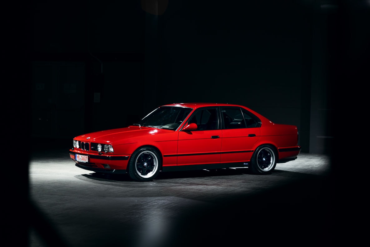 Der BMW M5 E34 "20 Jahre BMW Motorsport" im Halbprofil im Studio.