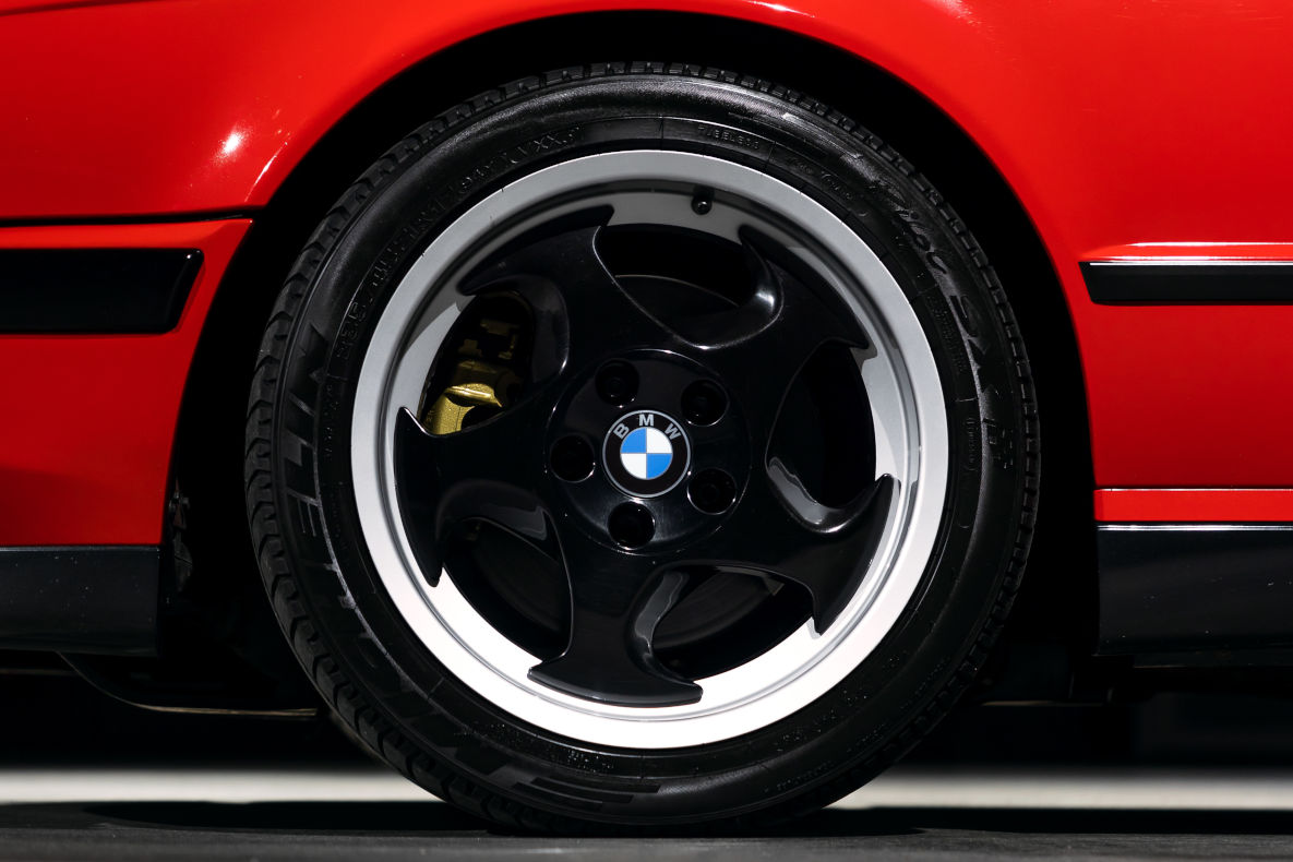 Der BMW M5 E34 "20 Jahre BMW Motorsport" trägt Felgen mit einem schwarzen Stern.