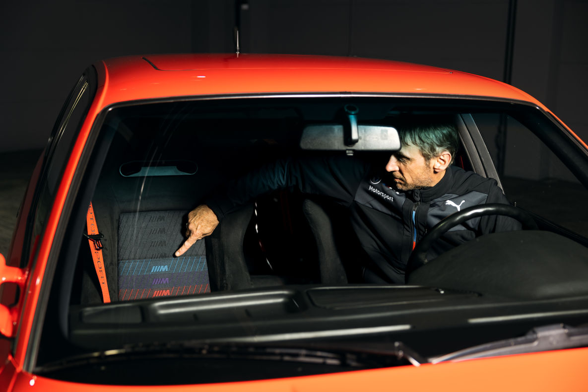 Jörg Weidinger zeigt die besonderen Sitzbezüge mit M Emblem seines BMW M5 E34 "20 Jahre BMW Motorsport".