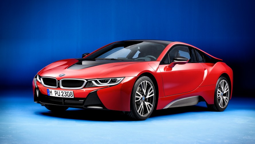 Dern BMW i8 im Studo von schräg vorn.