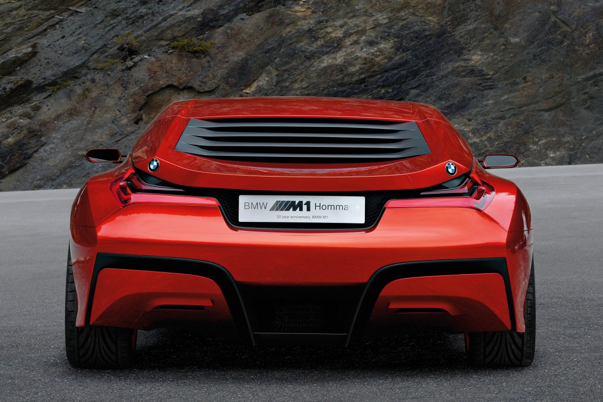 Der BMW M1 Hommage in der Heckansicht.