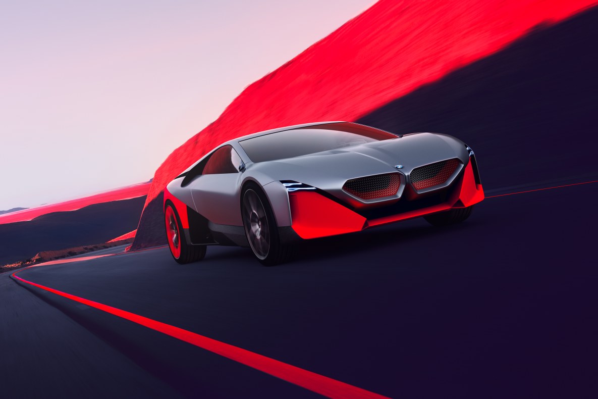 Der BMW Vision M NEXT fahrend.