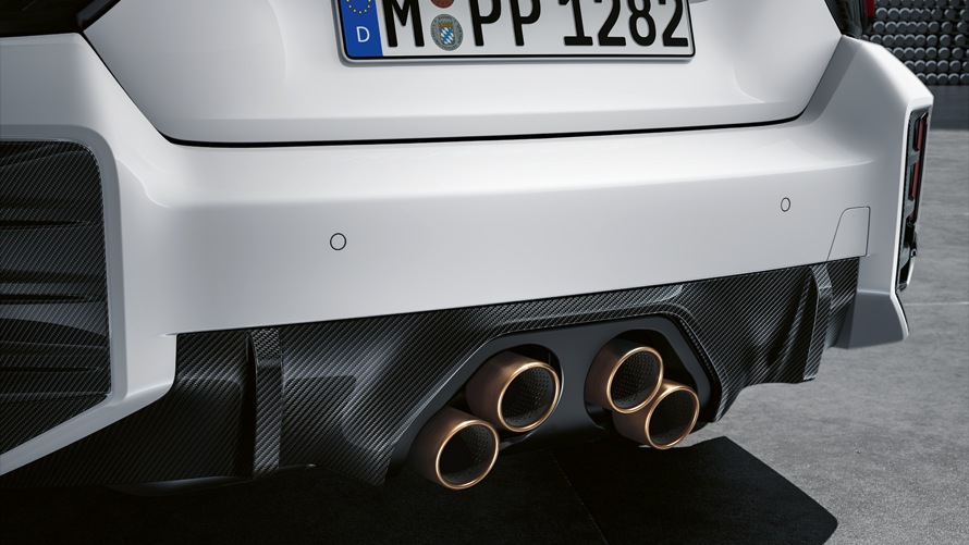 BMW M2 mit M Performance Heckdiffusor Carbon, Heckaufsätzen Carbon, M Performance Schalldämpfersystem Titan und M Performance Endrohrblendenmodul Titan aus dem Programm der BMW M Performance Parts.