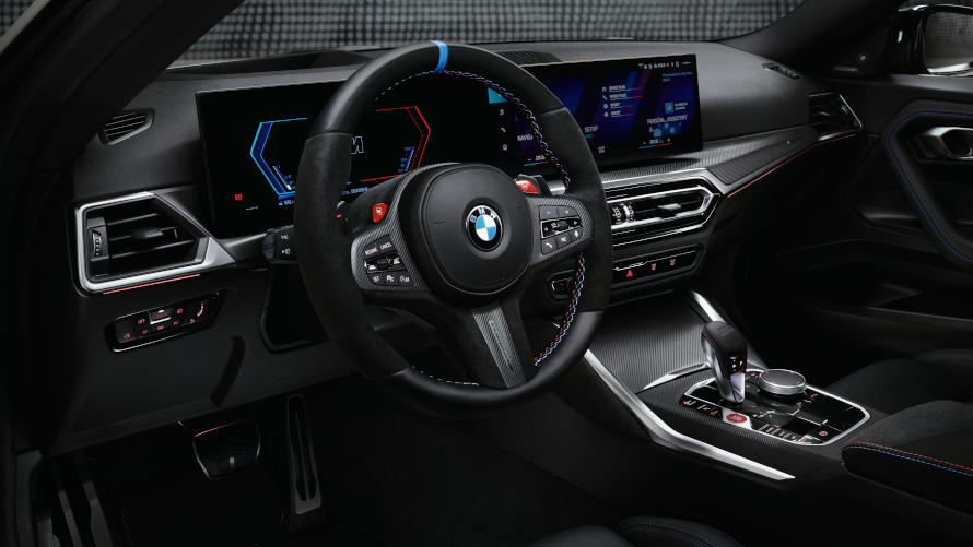 BMW M2 with M Performance Parts for the interior: M Performance steering wheel Pro, M Performance steering wheel cover in carbon fiber/Alcantara, M Performance shift paddles in carbon fiber M Performance interior trims in carbon fiber/Alcantara and M Performance kneepads in Alcantara.