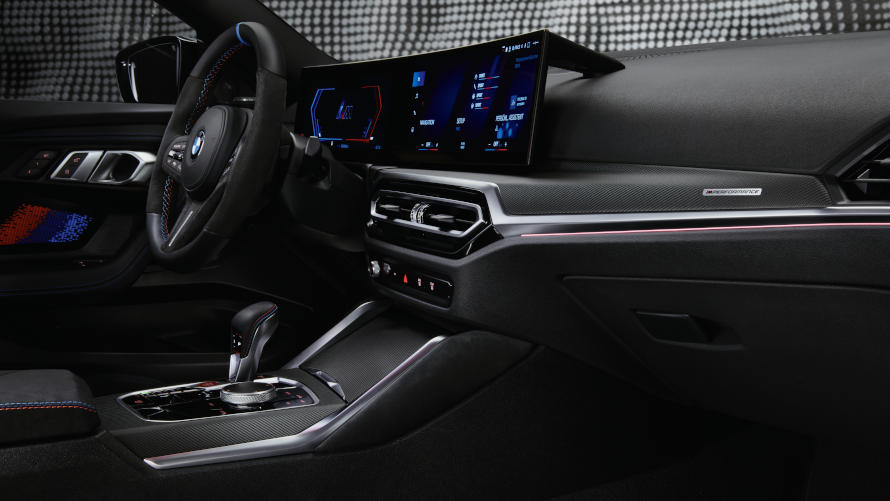 BMW M2 with BMW M Performance Parts in the interior: M Performance interior trims in carbon fiber/Alcantara and M Performance knee pads in Alcantara.