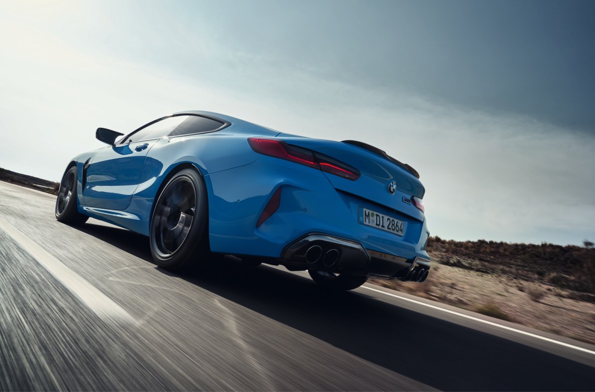 BMW M8 Competition Coupé Heckansicht fahrend