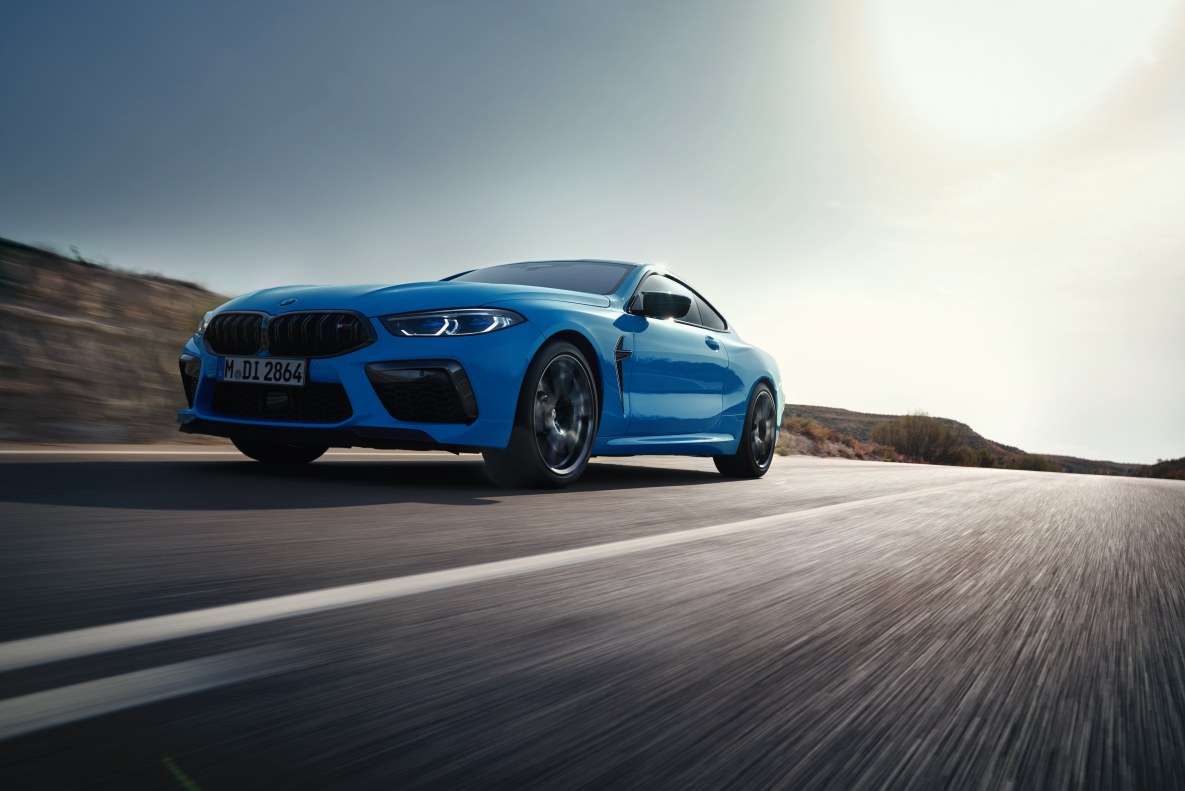 BMW M8 Competition Coupé fahrend