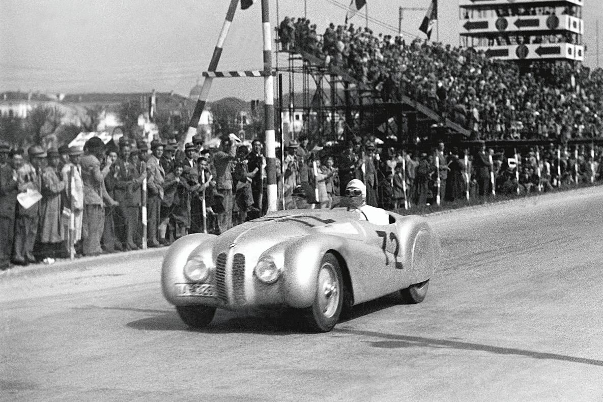 Der BMW 328 Roadster am 28. April 1940 auf der I. Gran Premio Brescia delle Mille Miglia – einer Rundstrecke zwischen Brescia, Cremona und Mantova.