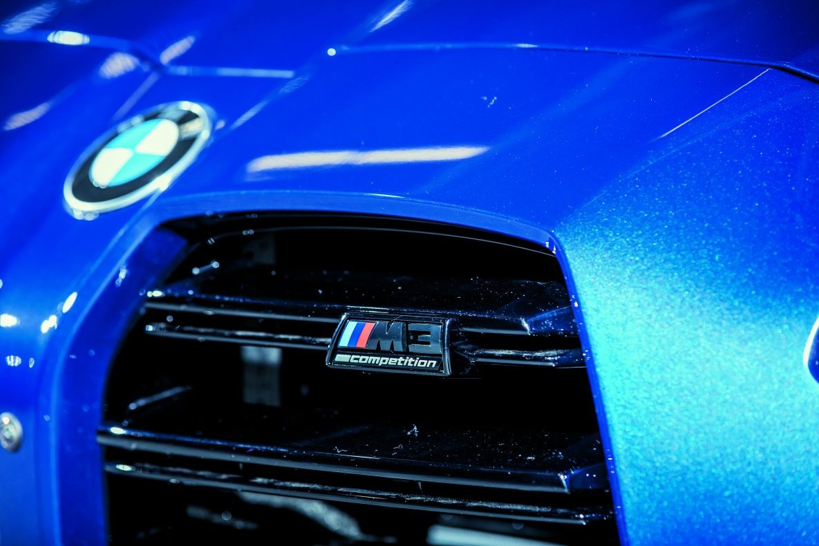 Die charakteristischen Doppelstreben der BMW M3 G80 Niere.