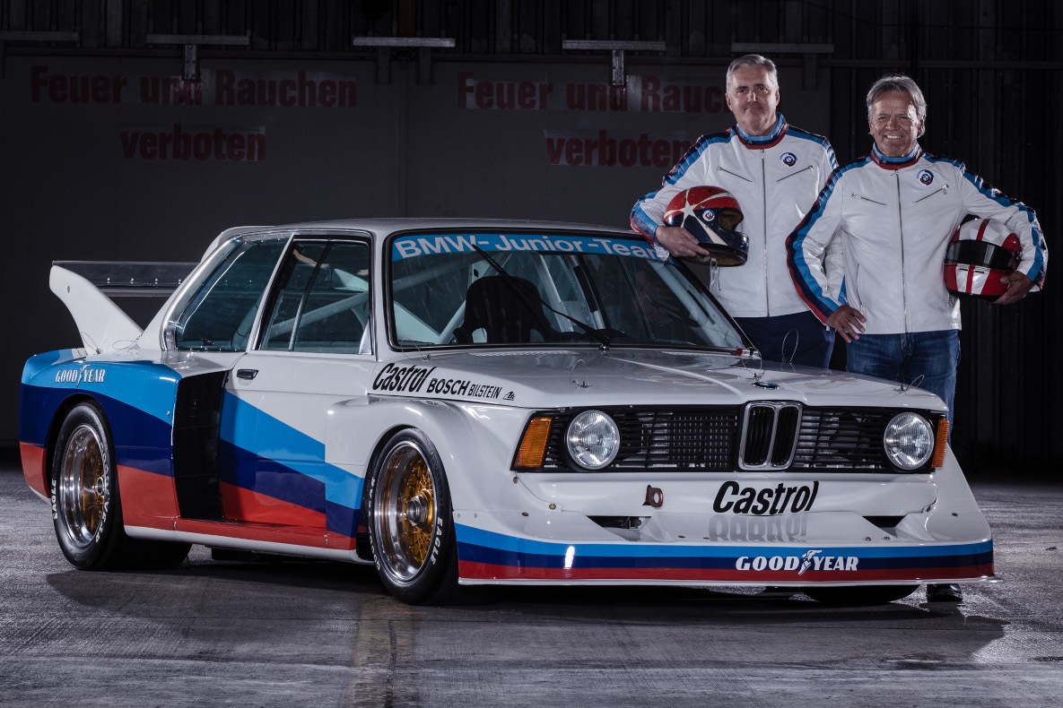 Eddie Cheever (li.) hier mit seinem früheren Teamkollegen Marc Surer und einem BMW 320 Gruppe 5. 