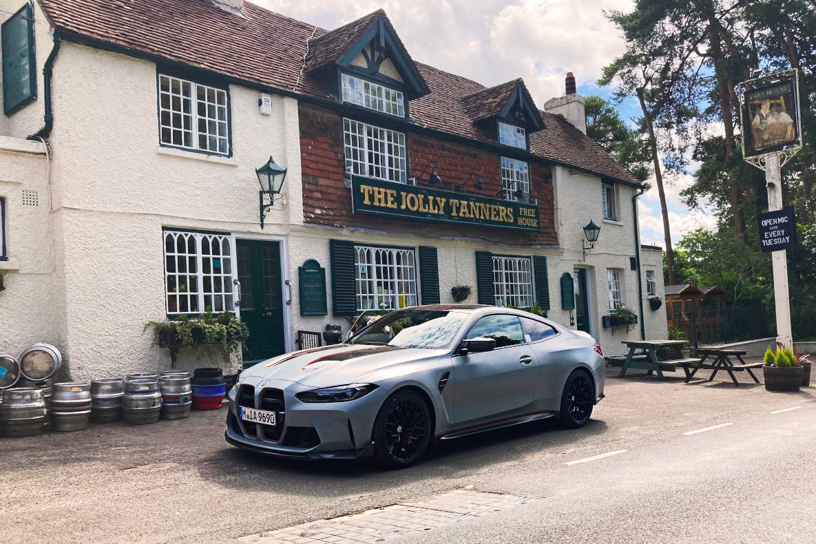 The BMW M4 CSL in front of a pub in Great Britain. 