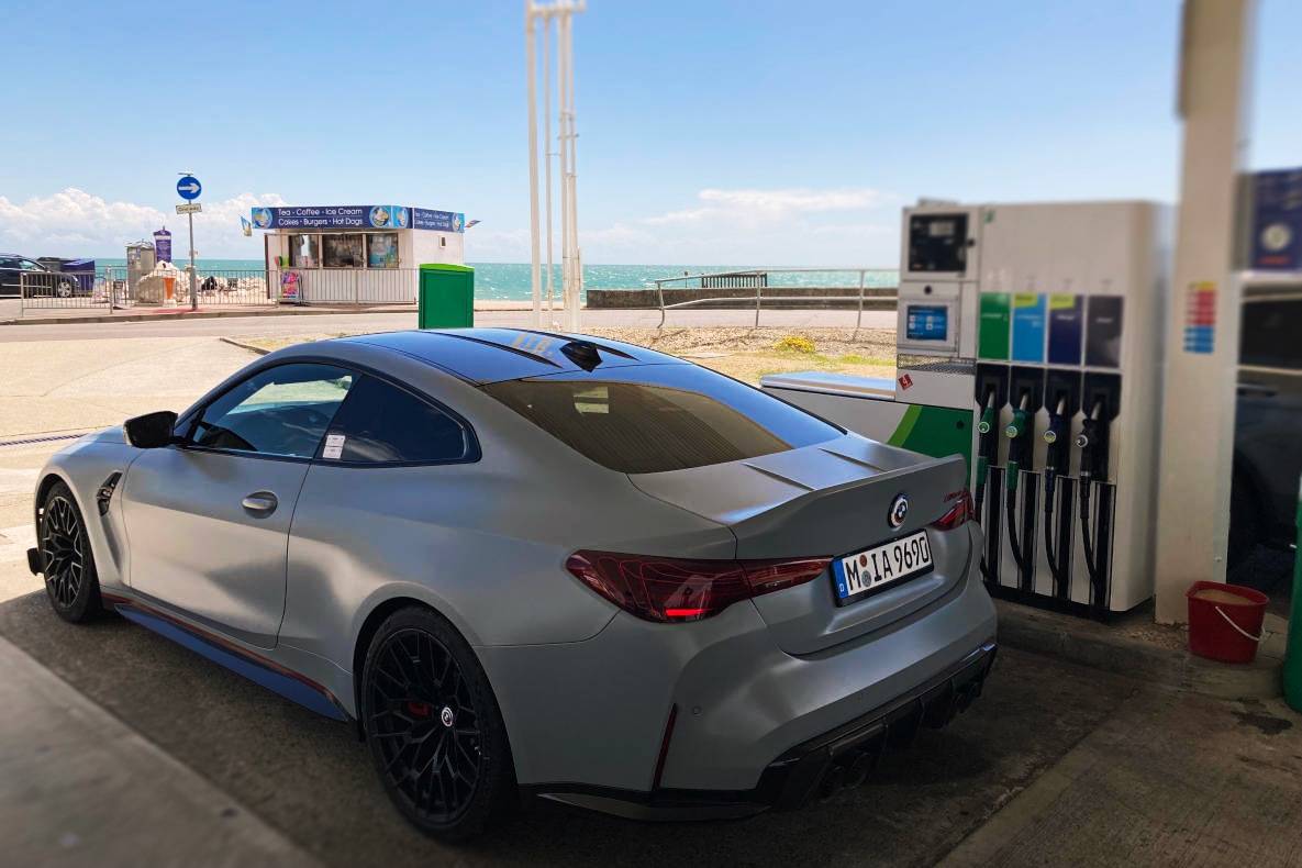 BMW M4 CSL an einer Tankstelle an der englischen Südküste.
