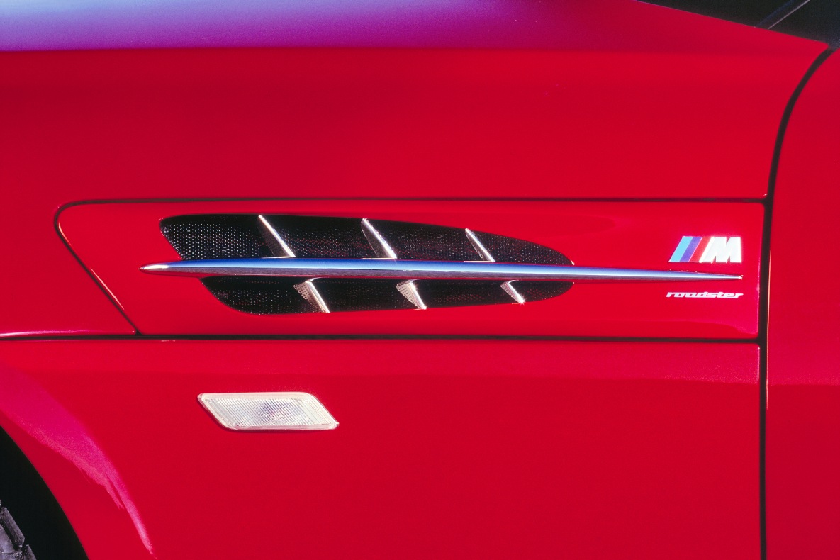 Detailaufnahme der eleganten seitlichen Kiemen mit Chromaplikationen des BMW Z3 M Roadster.