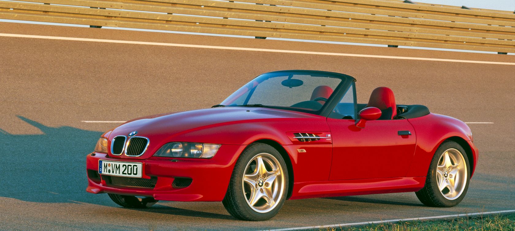 Der BMW Z3 M Roadster im Halbprofil in einer Steilkurve stehend.