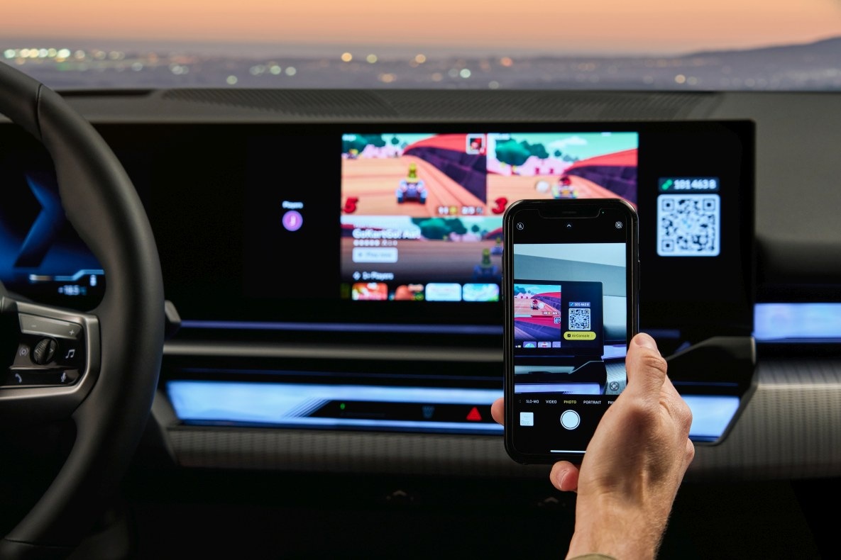 BMW i5 with AirConsole In-Car-Games 