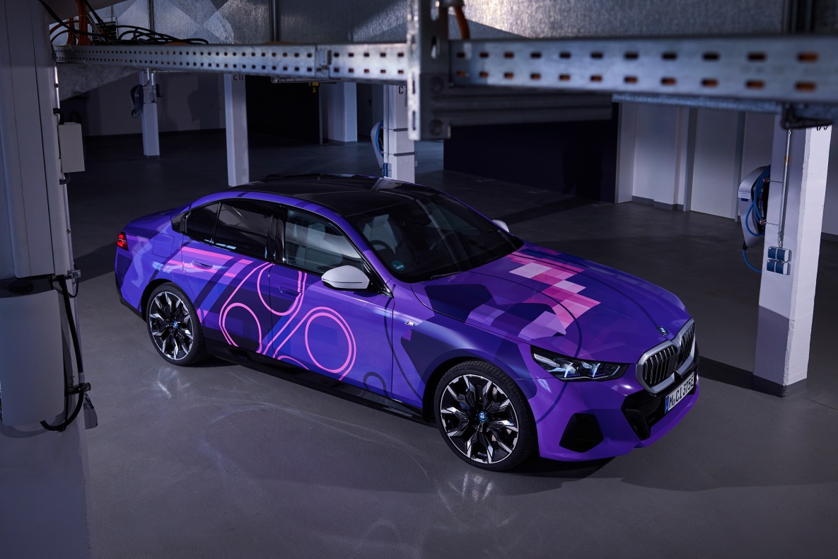 BMW i5 with AirConsole In-Car-Games 