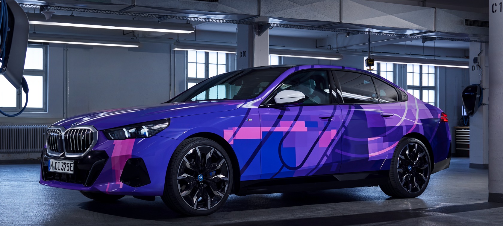 BMW i5 with AirConsole In-Car-Games