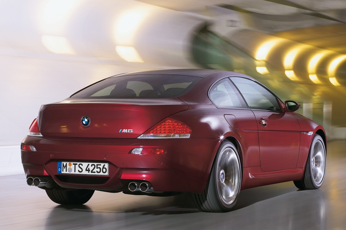 BMW M6 E63 fahrend im Tunnel.