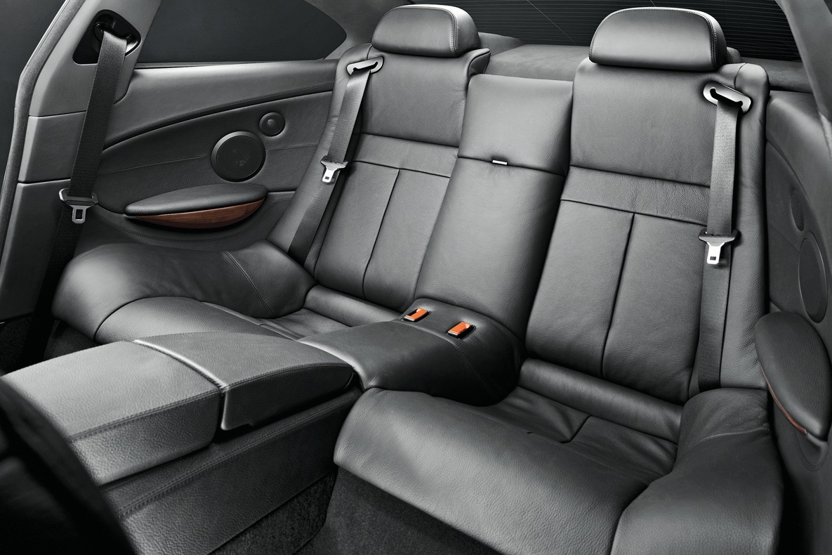 Die Passagiere im Fond nehmen auf zwei Einzelsitzen im BMW M6 E63 Platz.