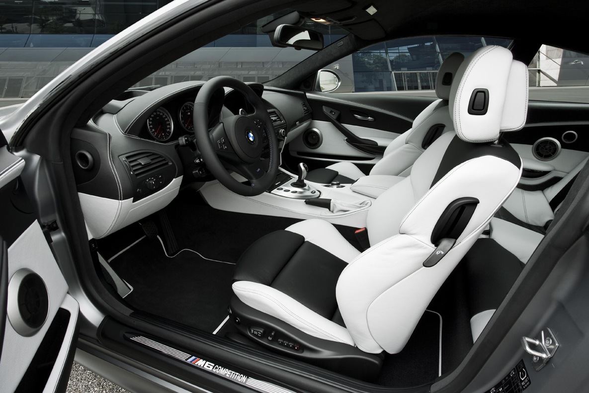 Das Interieur des BMW M6 E63 Competition Limited Edition in kontrastreichem Schwarz-Weiß-Look.