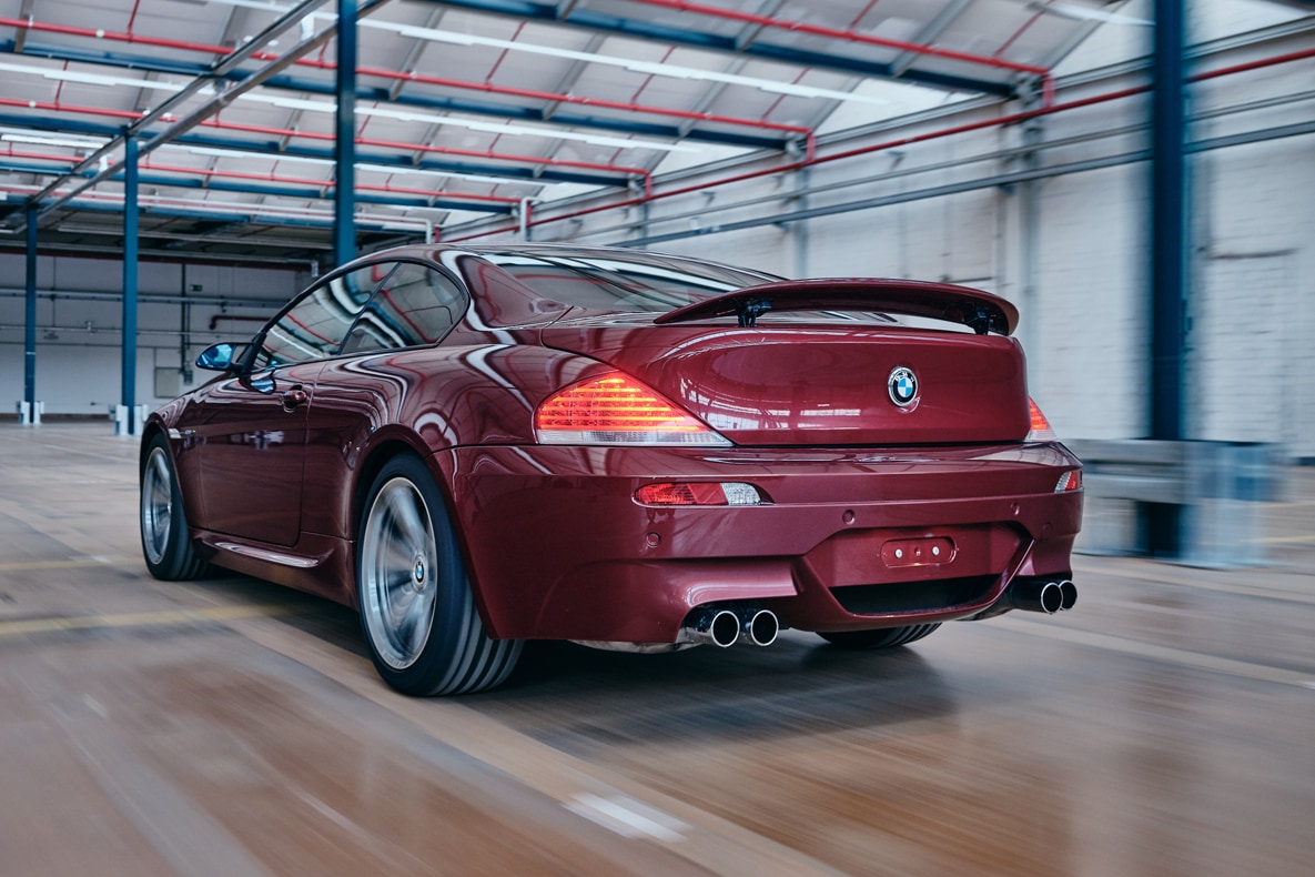 Der BMW M6 CSL Prototyp fahrend von schräg-hinten.