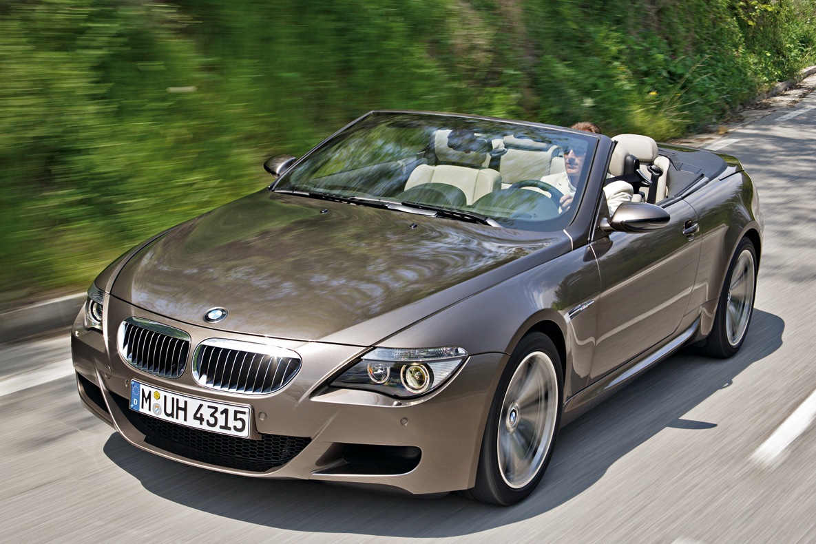 Das BMW M6 E64 Cabrio fahrend auf der Landstraße.