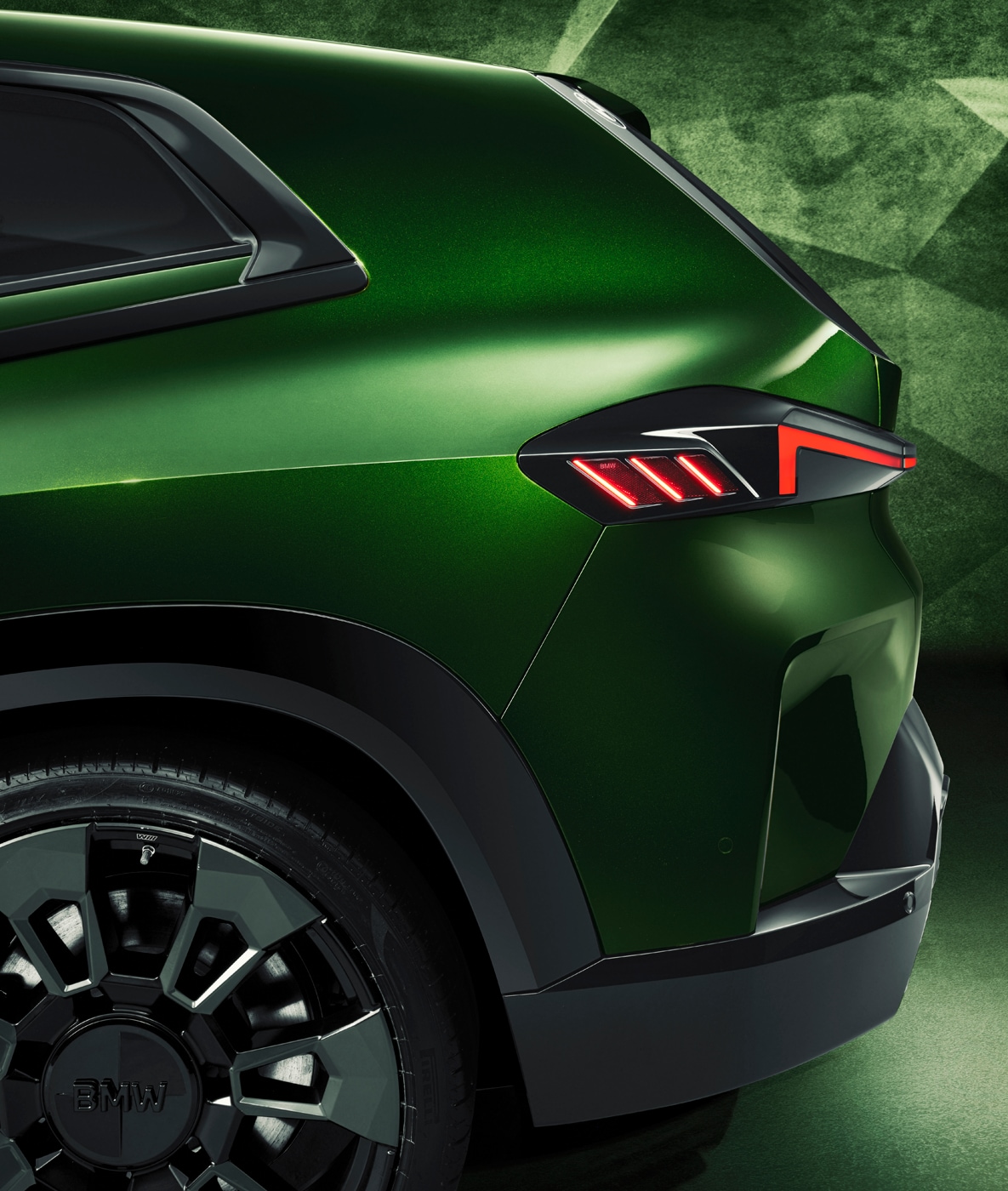 BMW XM in der BMW Individual Sonderlackierung Angelsey Green metallic.