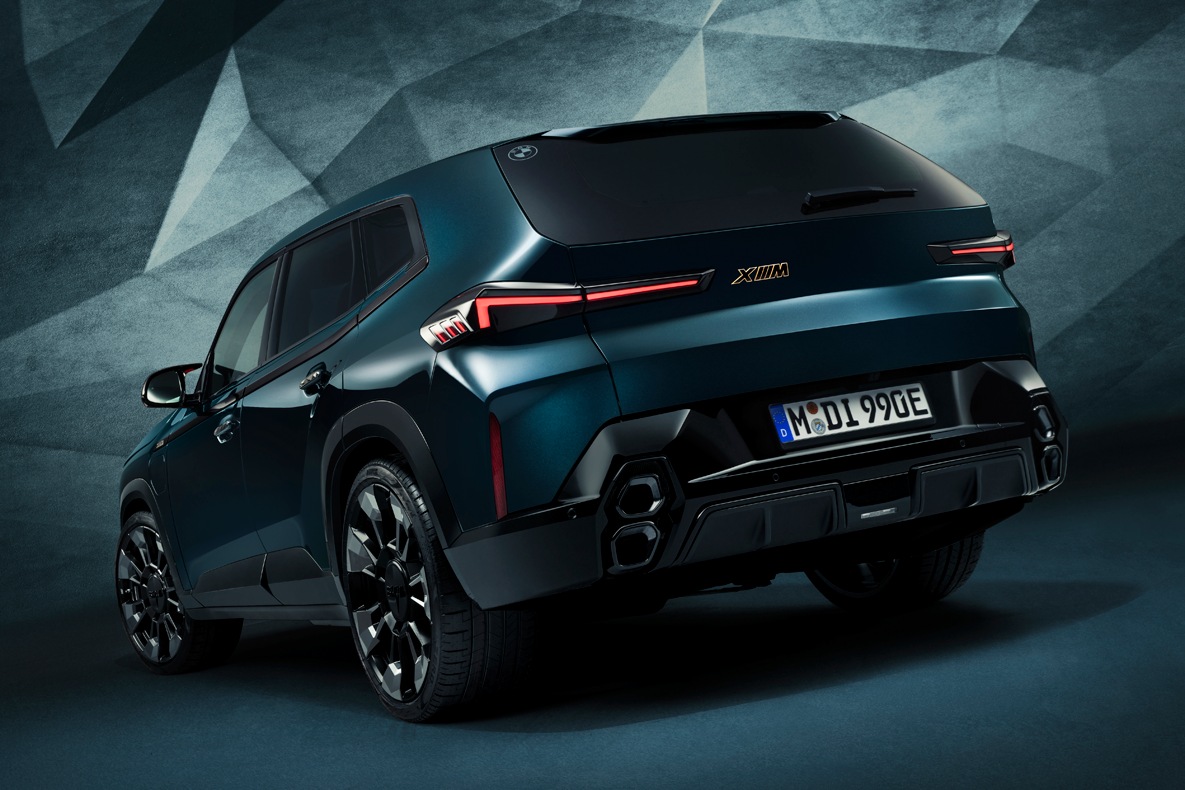 BMW XM Heckansicht in der BMW Individual Sonderlackierung Petrol Mica metallic.