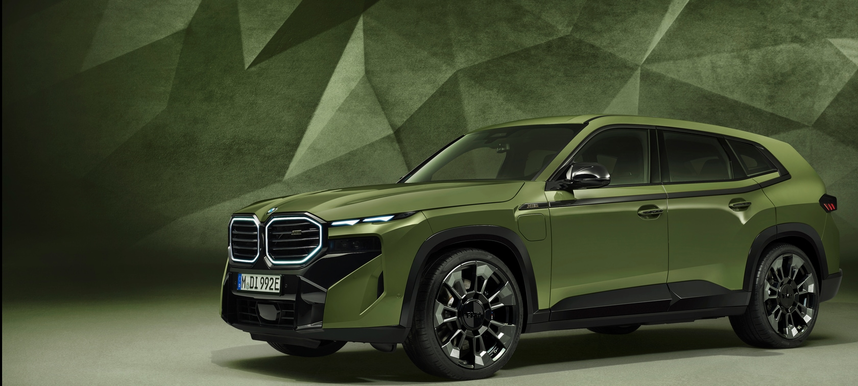 BMW XM in der BMW Individual Sonderlackierung Urban Green.