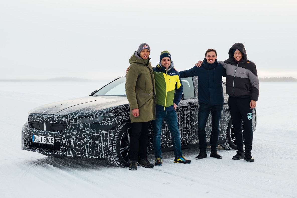 The Red Bull driftbrothers and the BMW developers with the BMW i5 M60 xDrive.
