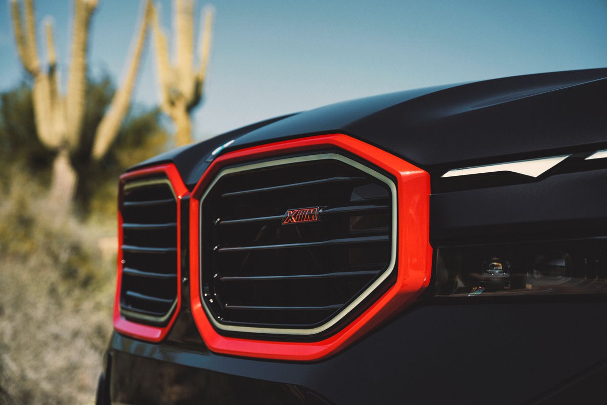 Detailaufnahme des der Niere des BMW XM Label Red.