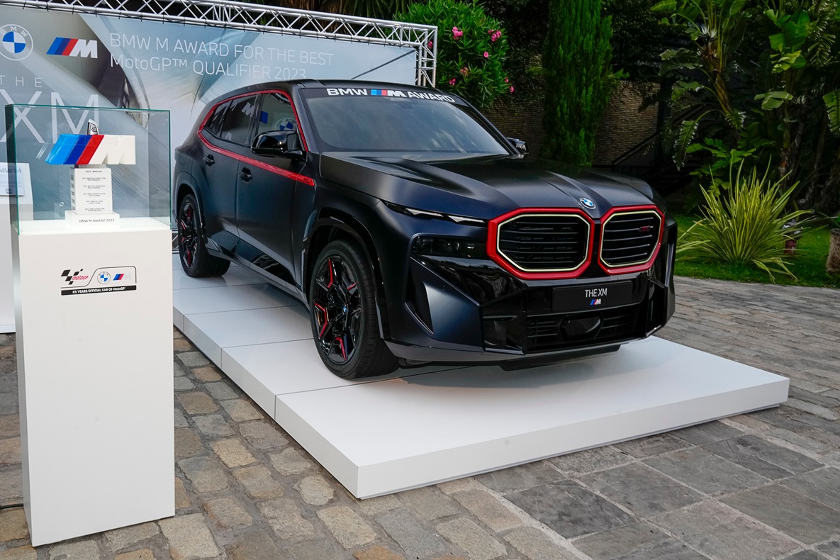 Front view of the BMW XM Label Red.
