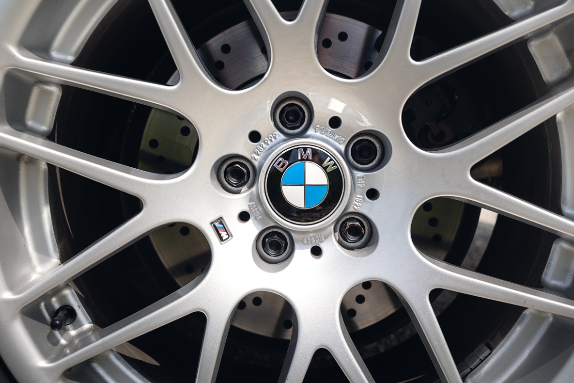 The CSL-style spoke rims of the BMW M3 E46 with Competition package.