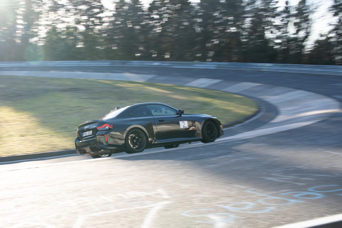 BMW M2 Schwarzer BMW M2 auf dem Nürburgring