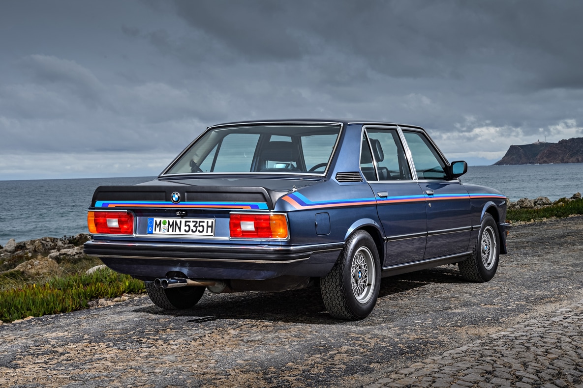 BMW E12 M535i stehend an der Küste.