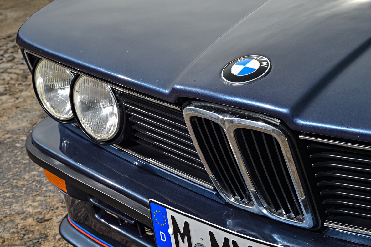 Detailaufnahme der Front mit Niere und Scheinwerfer des BMW E12 M535i.