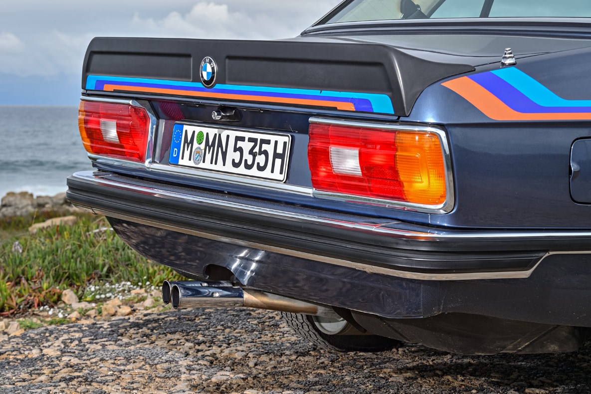Detailansicht des Hecks des BMW E12 M535i.