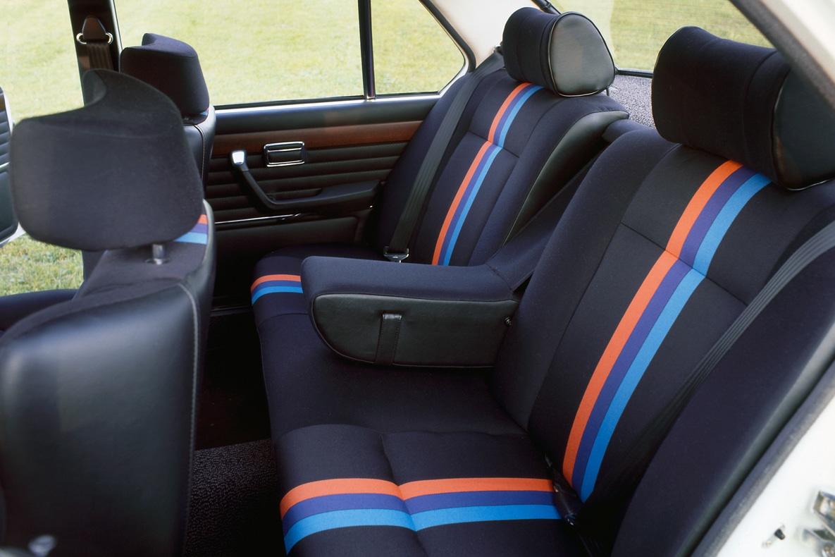 Die Rückbank des BMW E12 M535i mit M Streifen