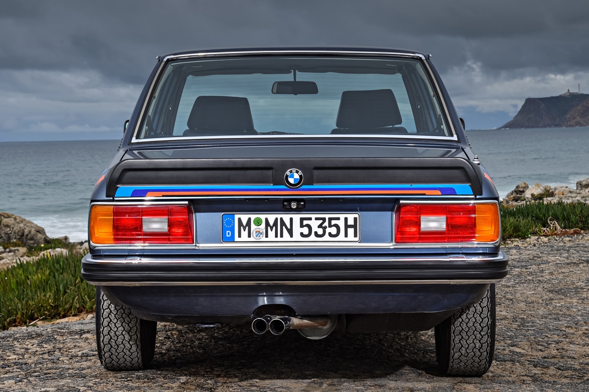 BMW E12 M535i in der Heckansicht.
