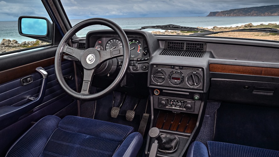 Das Cockpit des BMW E12 M535i.
