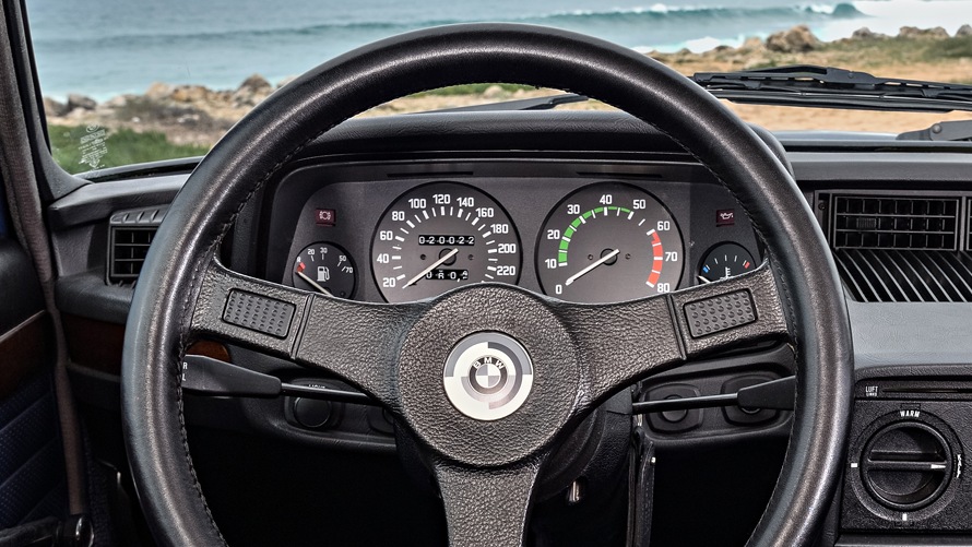 Lenkrad und Rundinstrumente des BMW E12 M535i.