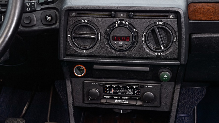 Detailkaufnahme der Mittelkonsole im Innenraum des BMW E12 M535i.