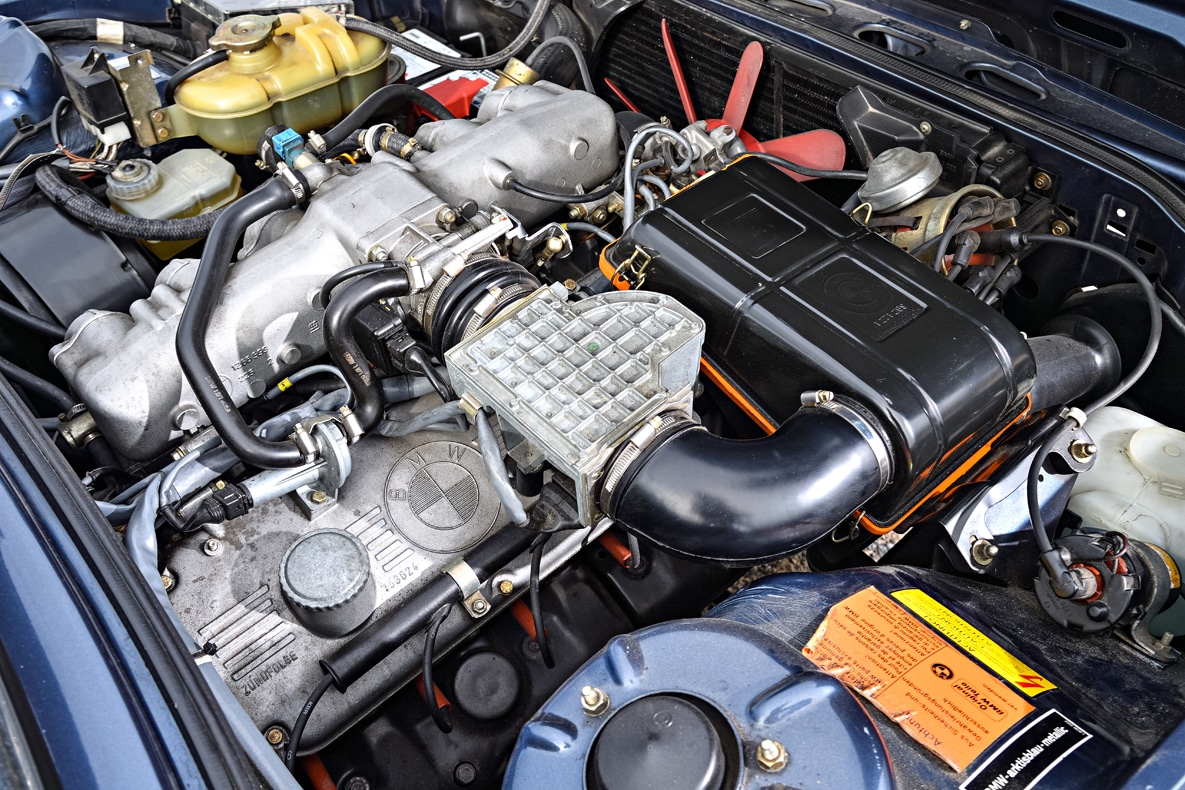 Der Motor des BMW E12 M535i.